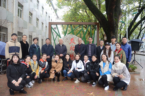 母校热点2.jpg 母校热点2.jpg