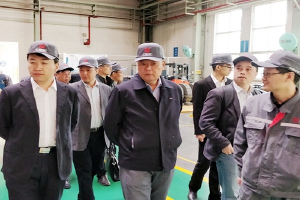 黄稚龙带队赴中车洛阳机车公司洽谈校企合作对接