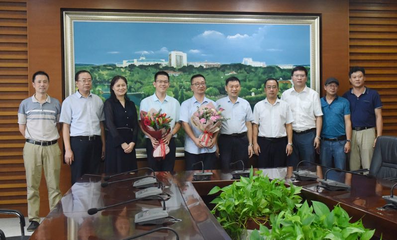 省总工会一级巡视员吴海平来校慰问青年教师代表