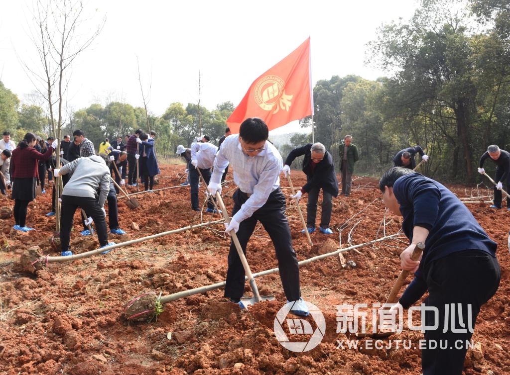领导干部和师生义务植树为山水校园添绿增彩