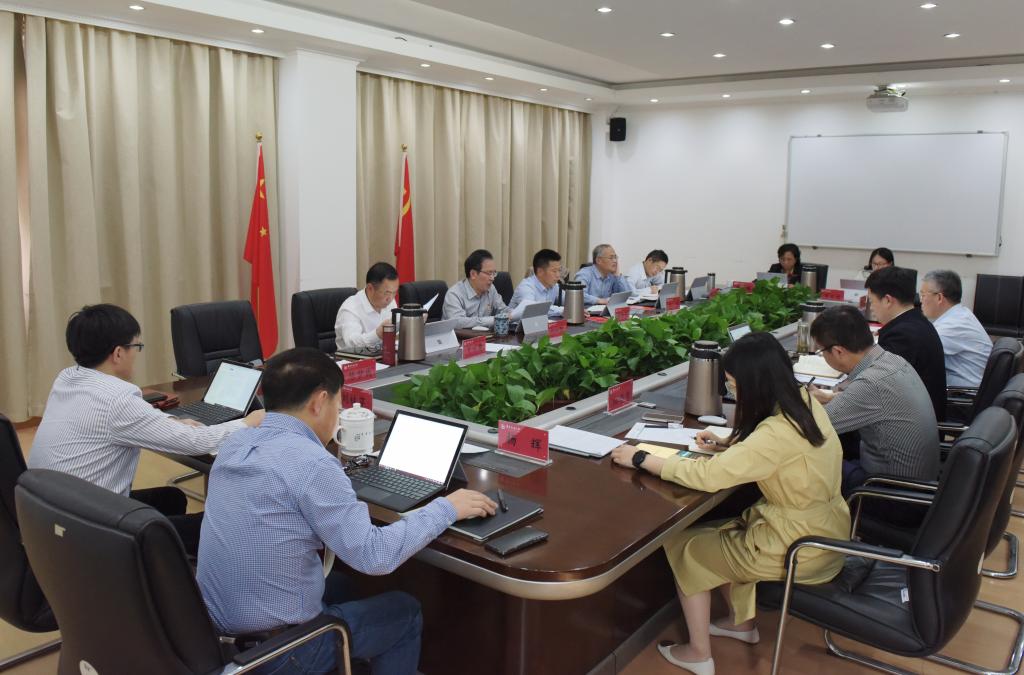 学校召开党委会专题学习会