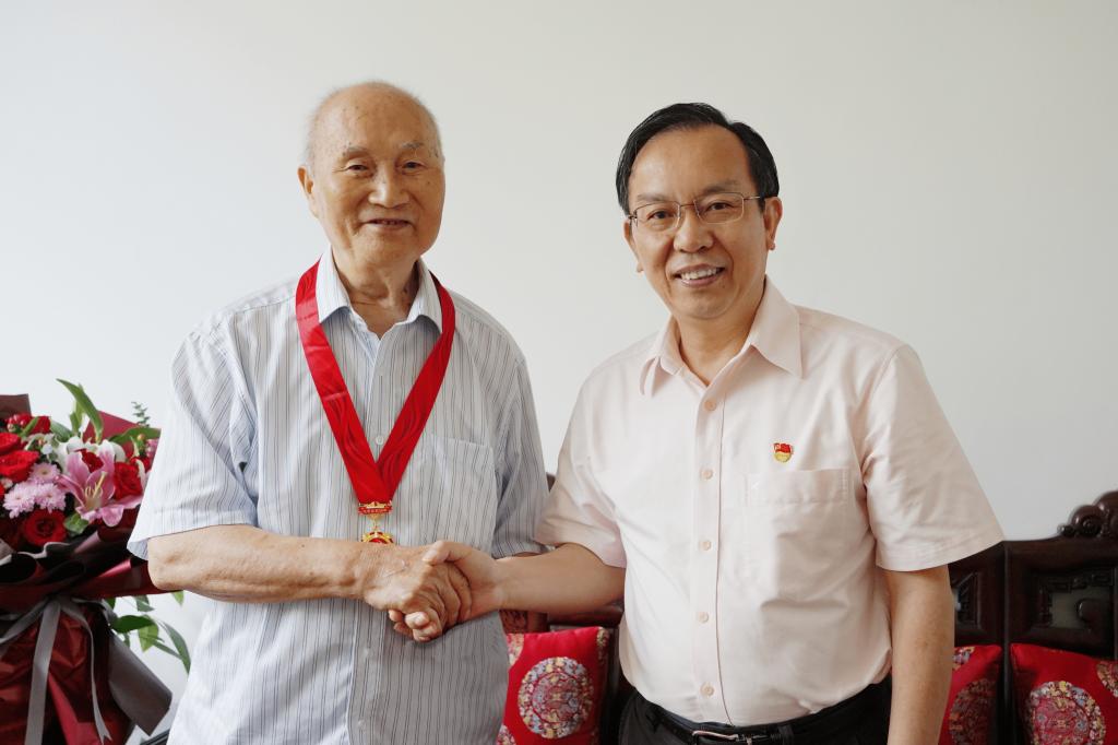 校领导“七一”前夕走访慰问“光荣在党50年党员”及师生党员代表
