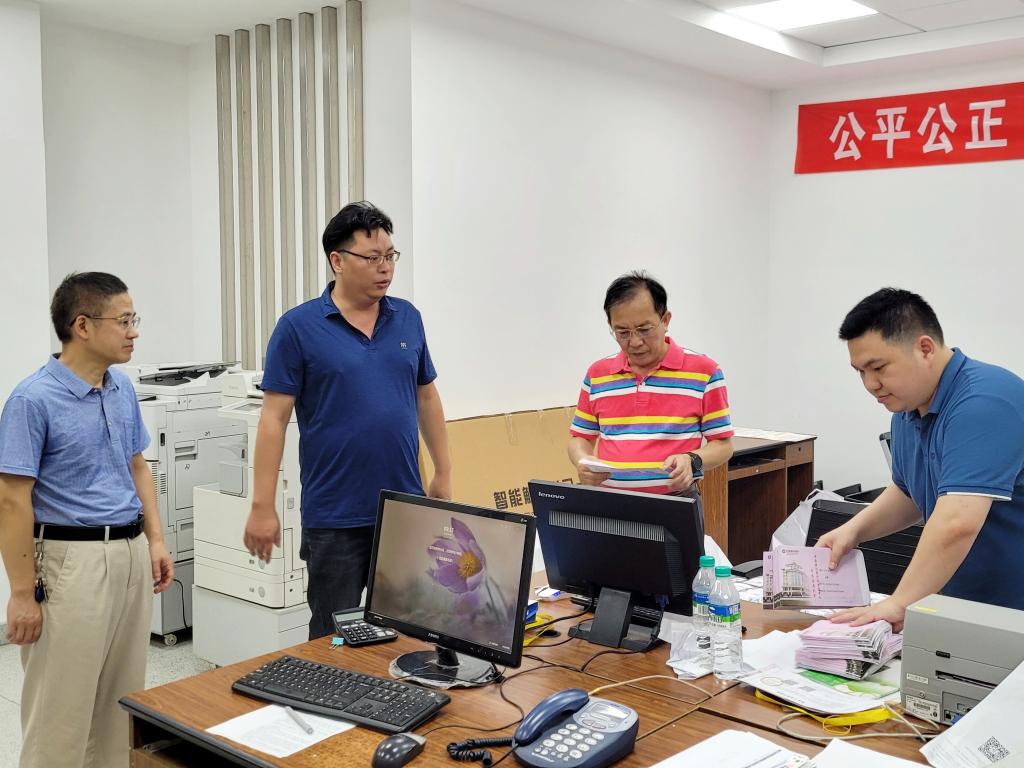 柳和生看望慰问暑期坚守工作岗位的教职工