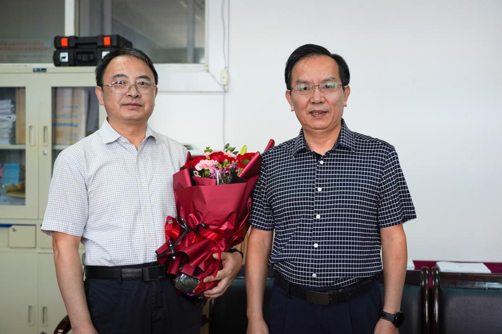 校领导走访慰问教师及离退休老同志代表