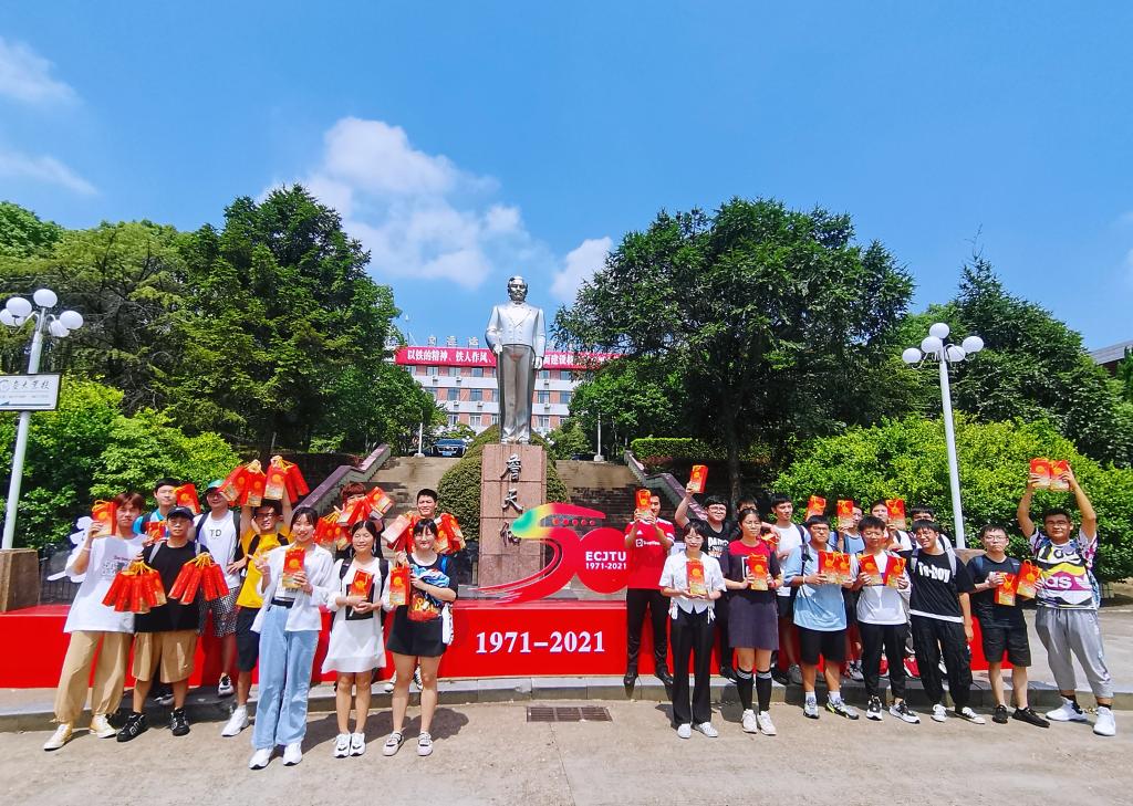 【人文校庆】五秩芳华 交心于你 我校为全体学生发放定制版月饼