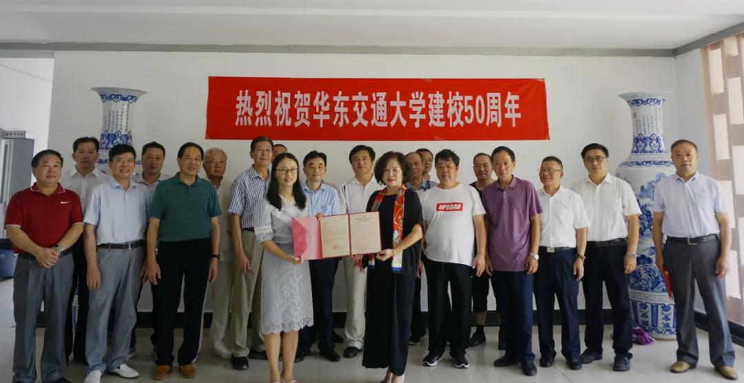 【50校庆|分会动态】||悠悠五十载，浓浓母校情——能源校友会向母校捐赠景德镇花瓶