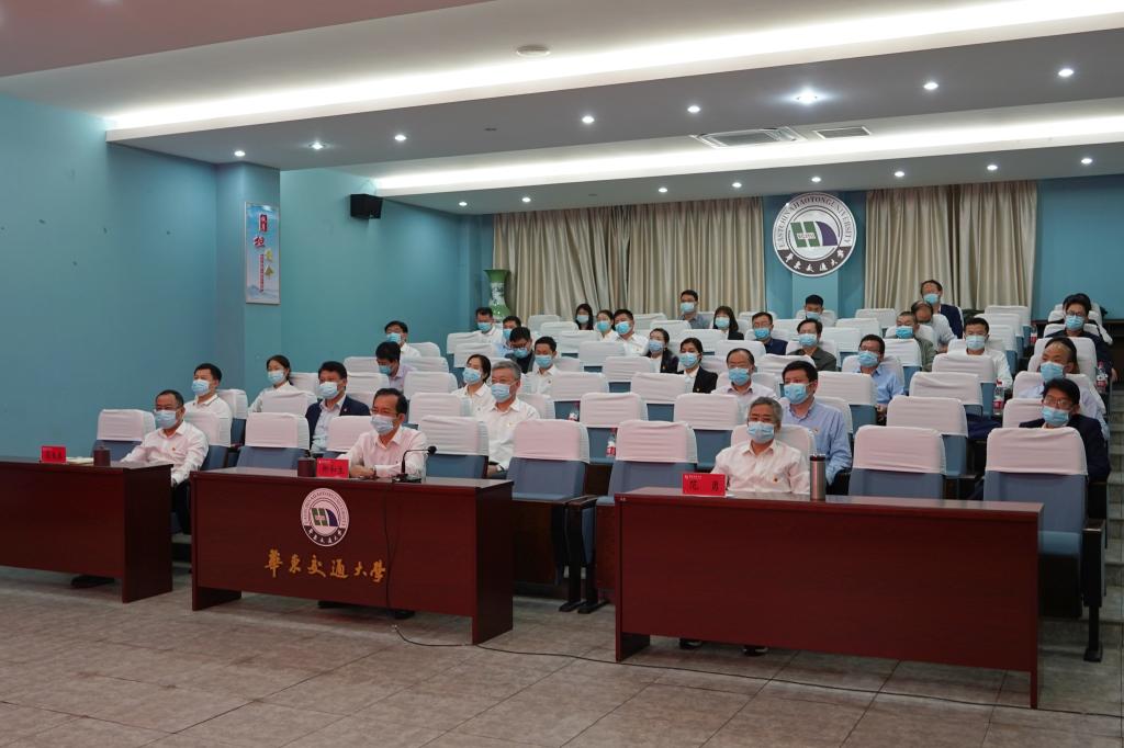 我校师生认真收看庆祝中国共产主义青年团成立100周年大会