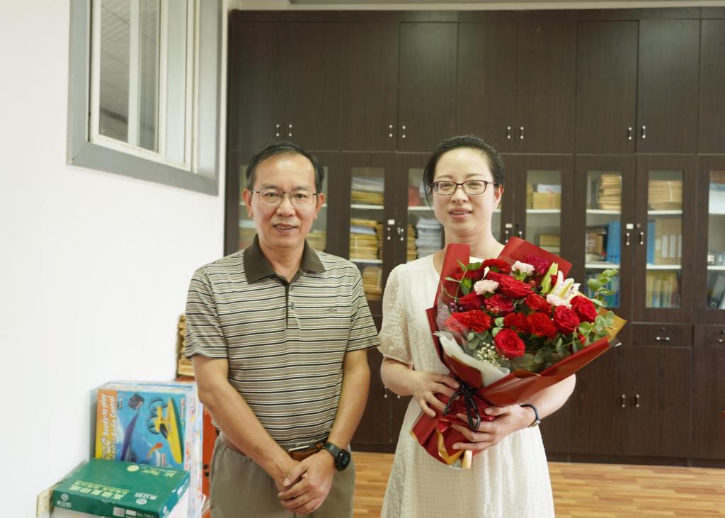 校领导走访慰问教师及离退休老同志代表