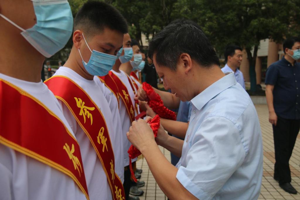 我校举行2022年度秋季入伍欢送仪式